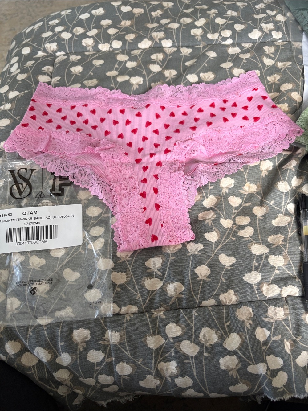 7️⃣1️⃣7️⃣Victoria's Secret Pink Lace Hipster with Red Heart Accents